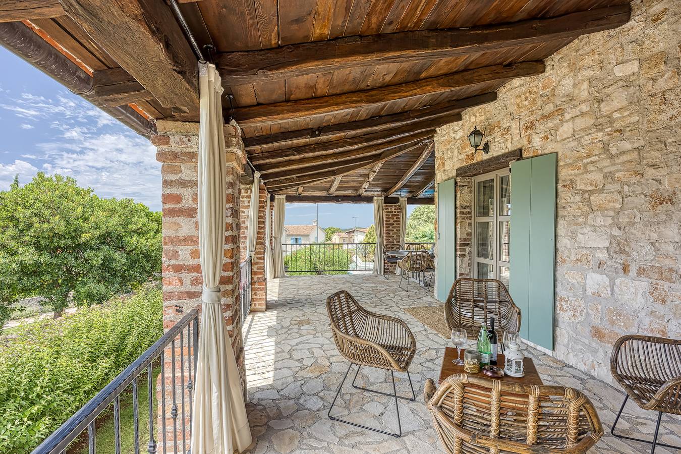 Vila Amyra With Pool in Sveti Lovreč Pazenatički, Centraal Istrië
