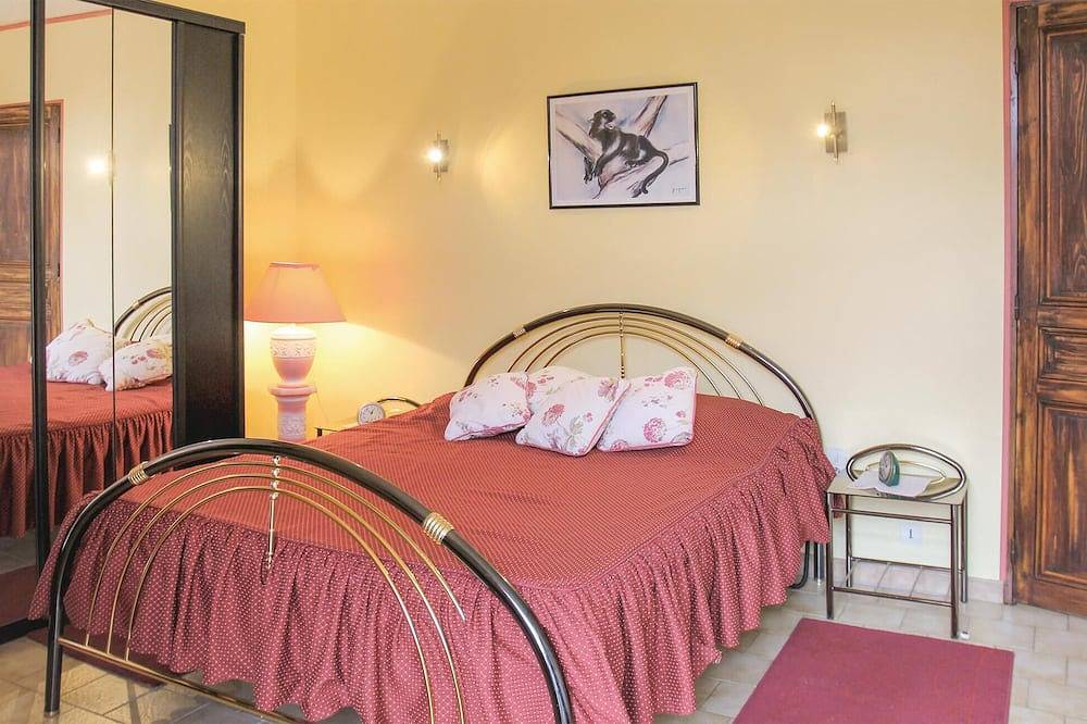 4 bedroom awesome home in Saint-Andiol in Saint-Andiol, Arles region