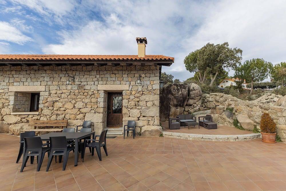 Apartamento entero, Apartamento 'Casa De Piedra' con piscina compartida, terraza privada y Wi-Fi in Fresnedillas de la Oliva, Provincia de Madrid