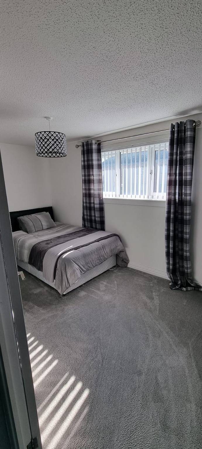 Beautiful 2 bed house, close to M74 and Strathclyde Park in North Lanarkshire