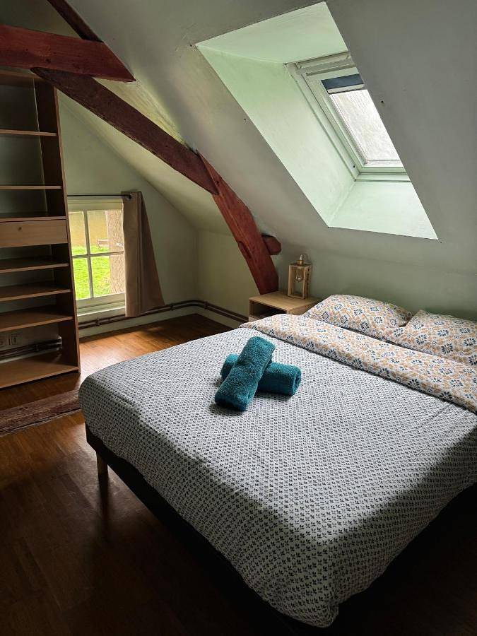 "Rêves de Gamins" Chambre de gauche, 4 couchages dans gîte de campagne "La Camusière", proche du Pôle Européen et du circuit des 24h in Champagné (Sarthe), Sarthe