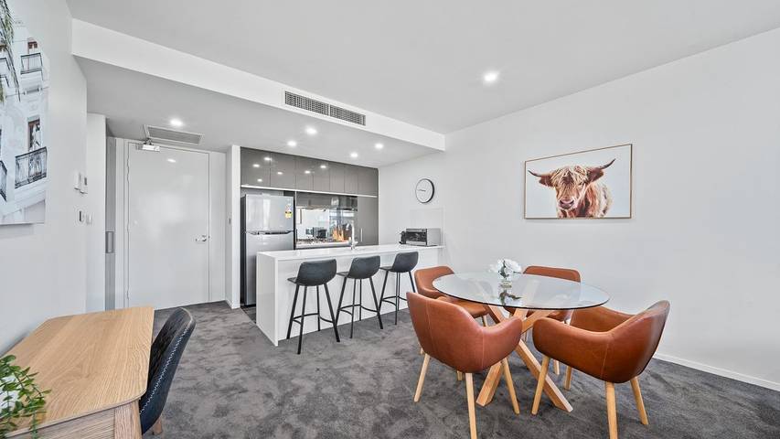 Holiday letting for 2 people, with balcony/terrace and lake view in Canberra