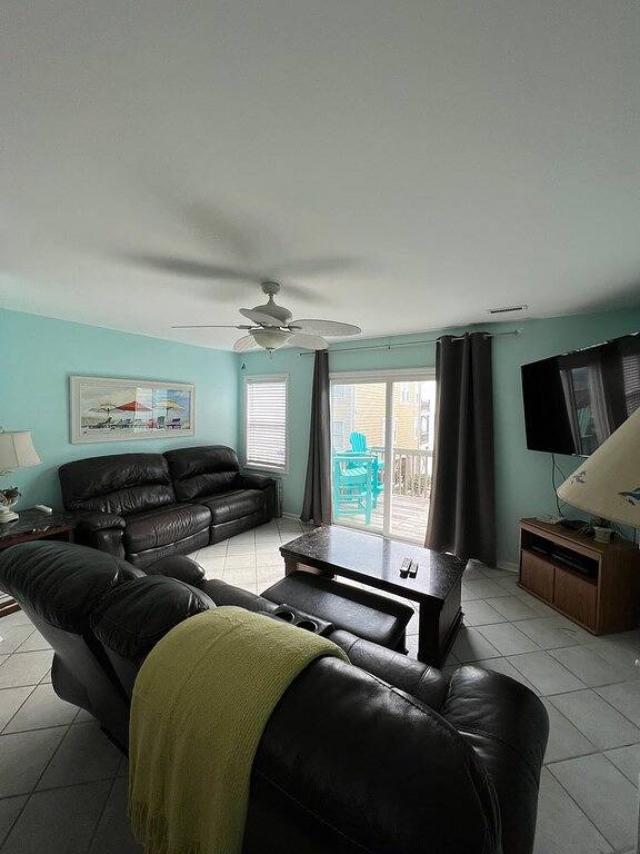 Not quite ocean front, but almost! Just a few steps to the sand! Pet friendly. in Surf City, Topsail Island