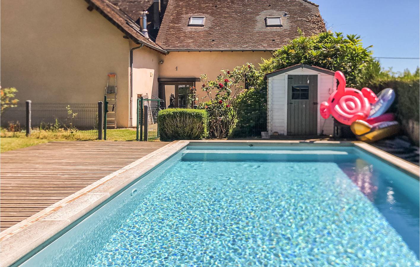 Poolside 150 : parking, WiFi et piscine extérieure in Jumilhac-le-Grand, Parc naturel régional Périgord-Limousin