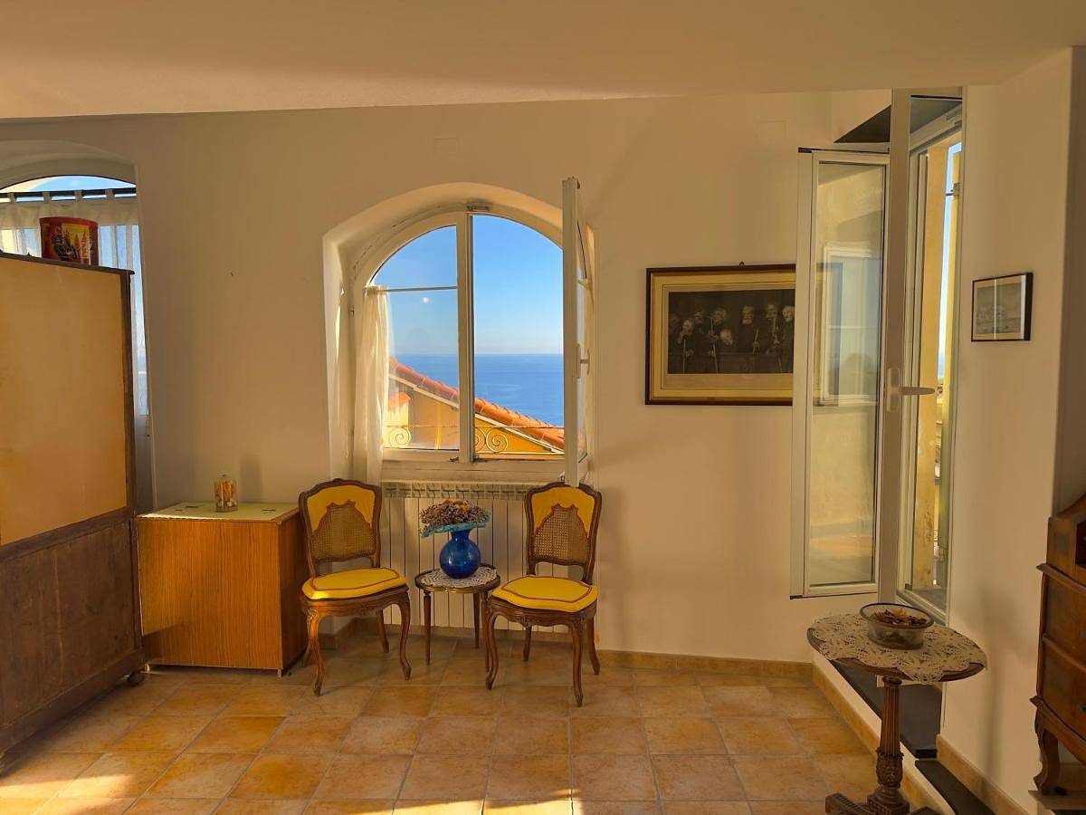 Casa Paradiso in Spiaggia d'Oro (Imperia), Imperia