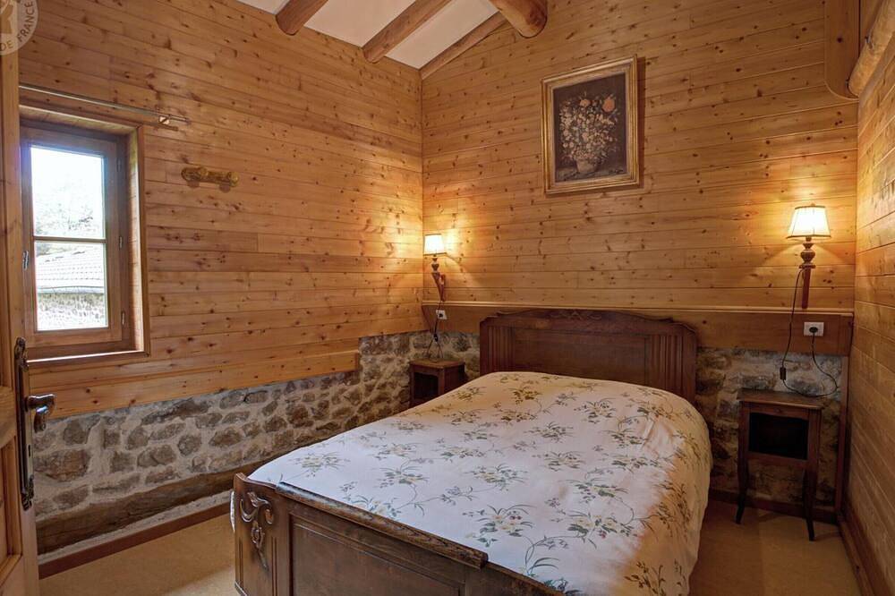Casa Rural Ecológica a 10 min de Pistas con Wi-Fi y Entorno Tranquilo in Chalmazel, Montbrison