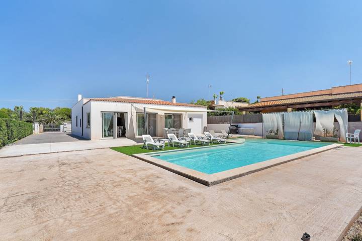 Casa vacanza per 6 persone, con Idromassaggio e Giardino nonché Piscina per bambini a Racale