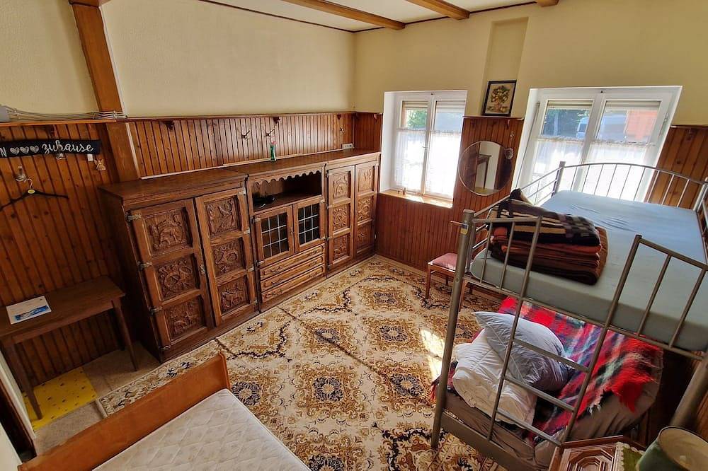Ganze Wohnung, Ein sehr einfaches Zimmer im Höhengasthaus Teufelsmühle in Loffenau, Nordschwarzwald