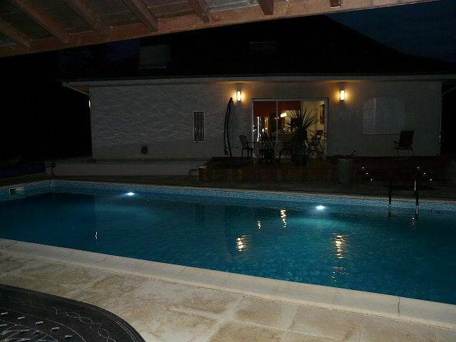 Chambres d'hôtes "Aux deux Jarres" - Chambre 1 in Sidiailles, Saint-Amand-Montrond