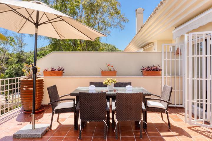 Apartamento entero, Apartamento 'Lechuza Elviria Marbella 2' con piscina compartida, Wi-Fi y aire acondicionado. in Marbella Este, Marbella