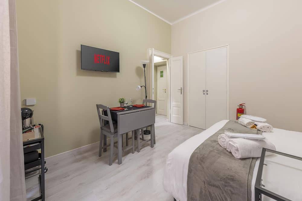 Entire apartment, Cozy studio apartment within walking distance of downtown Como. in Como, Lake Como