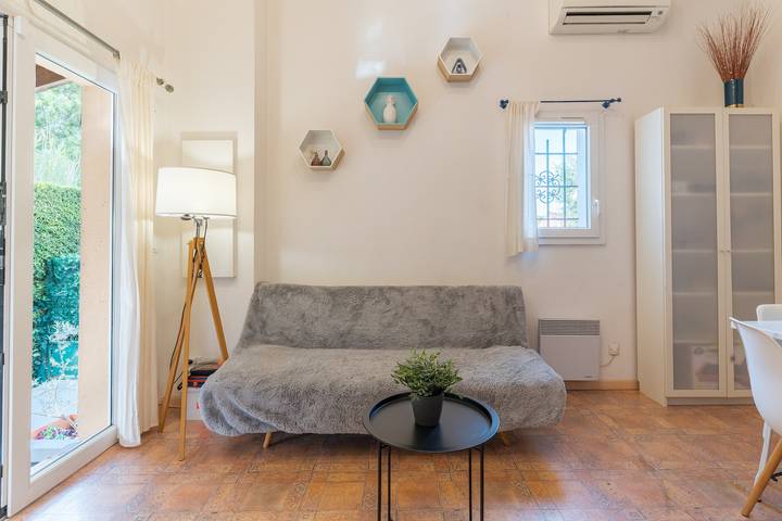 Entire apartment, Charming South-Facing 2-Bedroom House with Pool, Wifi & Ac in Peaceful Eyguières in Eyguières, Arles region