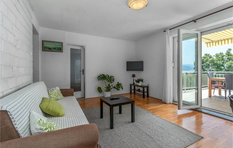 Gemütliche 2-Zimmer-Wohnung mit Terrasse, 100 m von der Küste in Novi Vinodolski entfernt in Povile, Primorje-Gorski Kotar