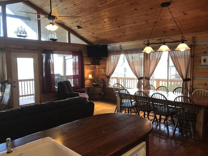 Vacation rental for 17 people, with terrace and yard as well as hot tub, with pets in Hoosier National Forest