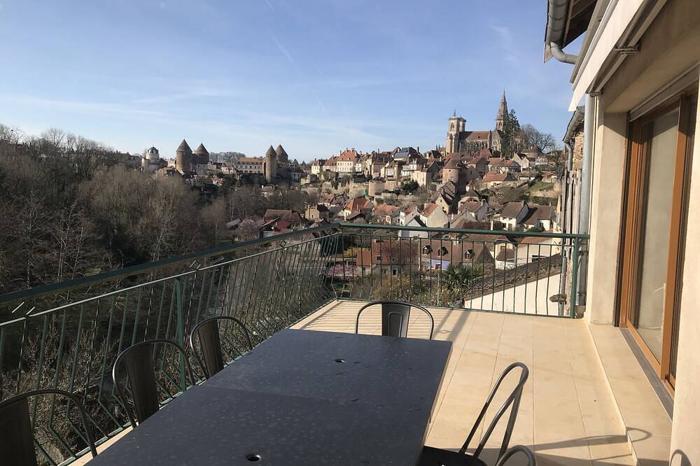 Gite du viaduc, 3-star tourist accommodation, panoramic view. in Semur-en-Auxois, Montbard region