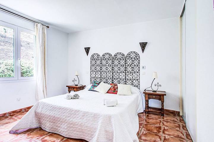 Location de vacances pour 8 personnes, avec piscine et terrasse à Llauro - 2