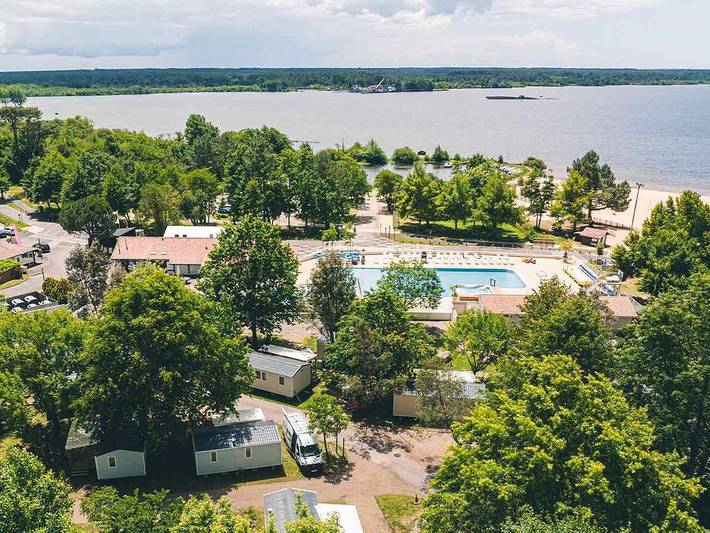 Camping pour 6 personnes, avec Jacuzzi ainsi que Bassin pour enfant et Piscine dans 