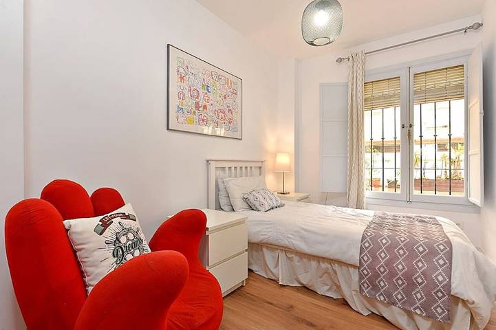 Entire apartment, Spacious quiet apartment 450 meters to the beach, huge patio, communal pool. in Torre del Mar, Vélez-Málaga