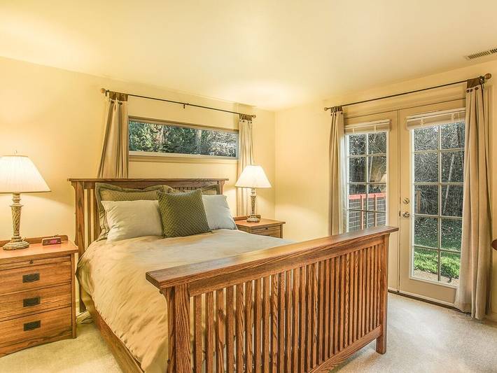 Vacation rental for 8 people, with hot tub and yard as well as balcony in San Juan Island