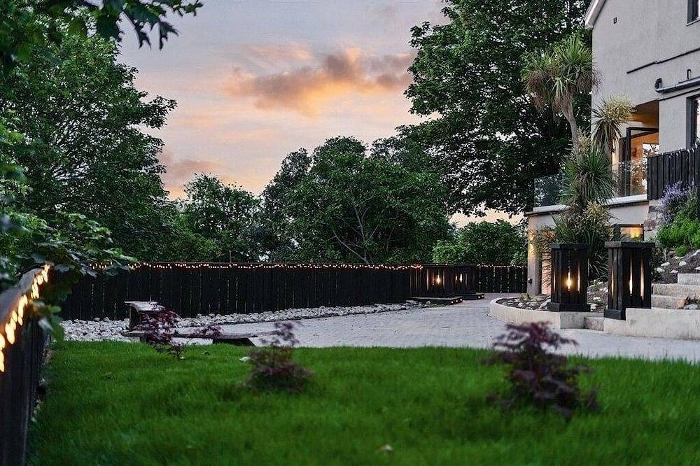 Luxury Designer Villa with hot tub and sauna in Bexley, London