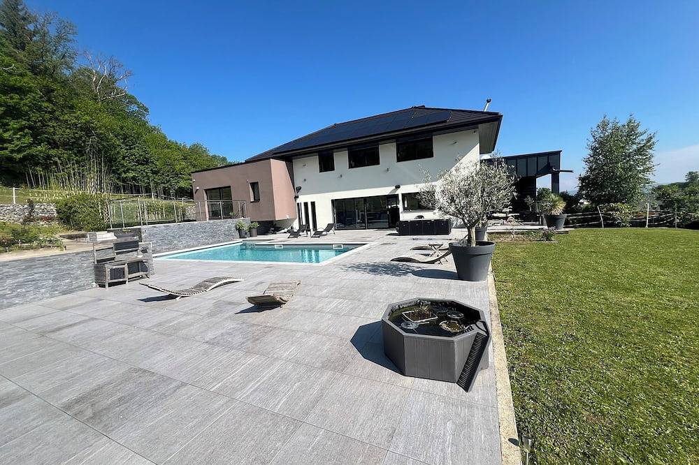 Villa classée 5★ -piscine chauffée & grand jardin -proche Annecy - pleine nature in Rumilly, Région d'Annecy