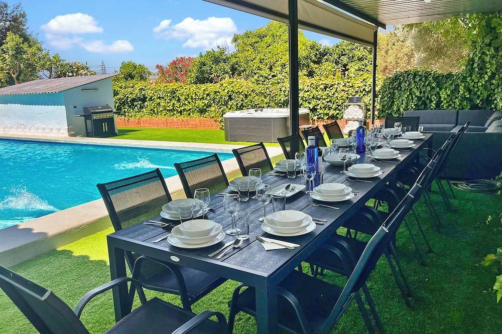 Villa San Patricio I Private Pool I Hot Tub I Bbq I Ps5 I Aircon Rooms I 3000m2 in Jerez de la Frontera, Costa de la Luz