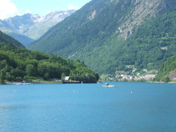 Gîte pour 16 personnes, avec vue sur le lac ainsi que terrasse et jardin à Vaujany