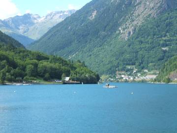 Chalet pour 16 personnes, avec terrasse ainsi que jardin et vue sur le lac dans l' Isère