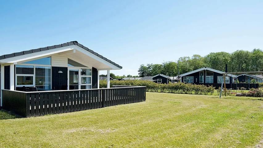 Ferieudlejning for 7 personer, med terrasse og sauna i Pøt Strandby