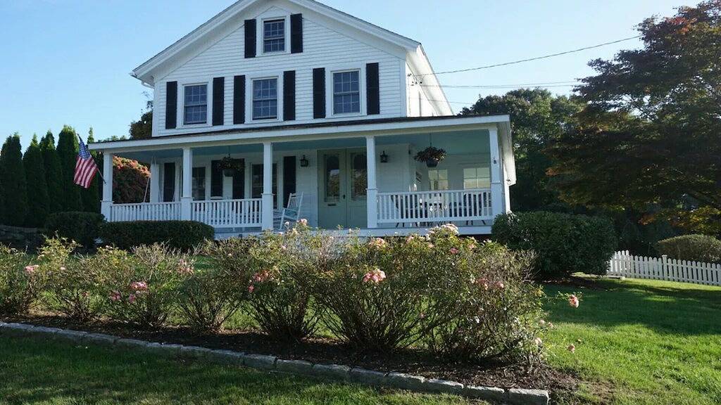 The Farmhouse Downtown Mystic~Walk to Seaport, Shops and Restaurants in Mystic, Connecticut