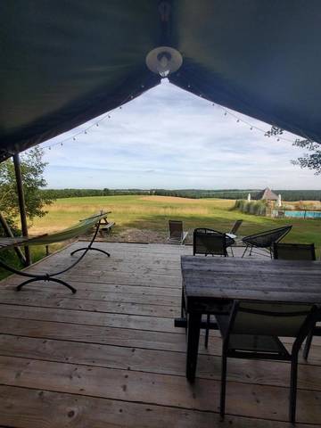 Tente pour 4 personnes, avec jardin ainsi que vue et piscine, animaux acceptés en Dordogne