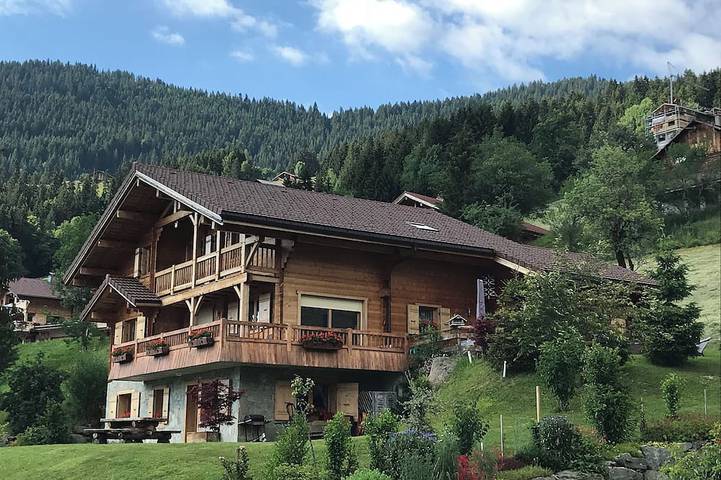 Chalet pour 10 personnes, avec sauna ainsi que jardin et jacuzzi, animaux acceptés à Manigod