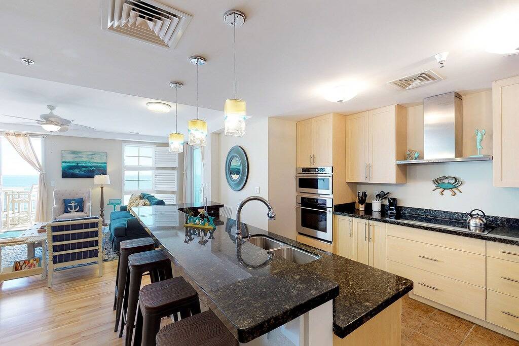 Ganze Wohnung, Oceanfront, 2-story penthouse with 3 balconies, 3 pools & 2 gyms in Virginia Beach