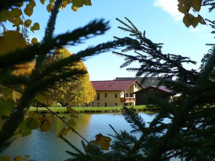 Ferienwohnung für 2 Personen, mit Terrasse und Garten sowie Pool und Seeblick