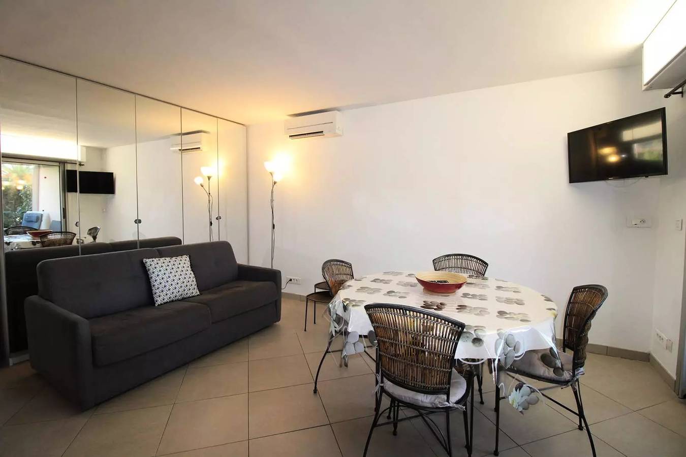 Entire apartment, Air-conditioned apartment for 4 people near the sea with pool in Pradet in Le Pradet, Toulon region