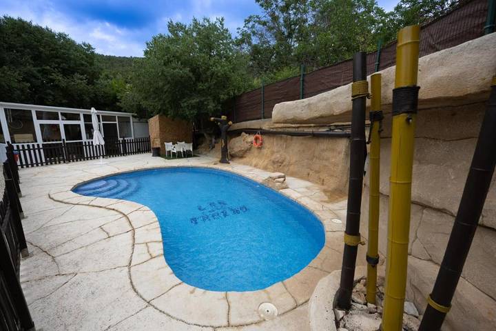 Parque de vacaciones para 6 personas, con terraza además de piscina y vistas, Se admiten mascotas en Yeste - 2