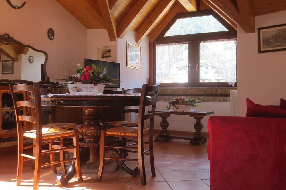 Ganze Wohnung, Geräumiges, Ruhiges, Helles, Strategisches Penthouse Im Zentrum. atemberaubenden Ansichten in Molveno, Brentagruppe