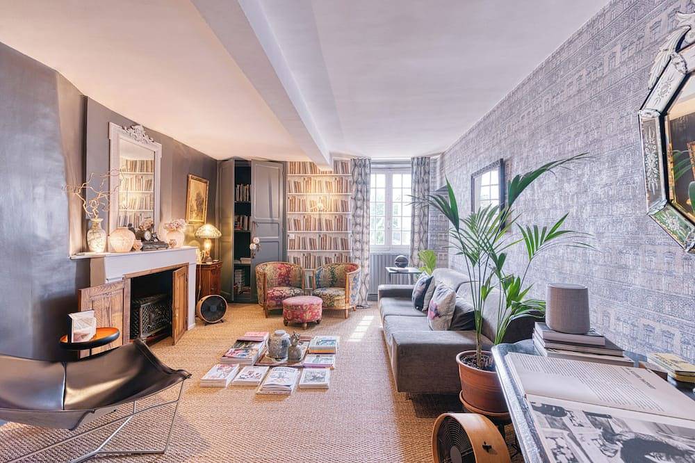 Charming room with private terrace in Gers spa village in Castéra-Verduzan, Gers
