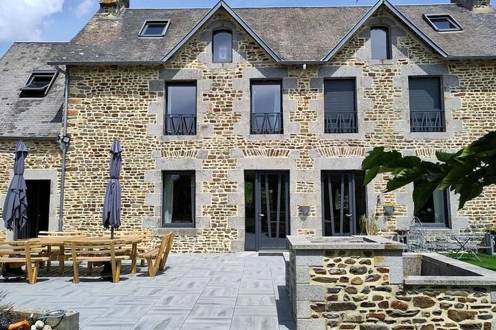 Gîte pour 10 personnes, avec Terrasse et Jardin à Dragey-Ronthon