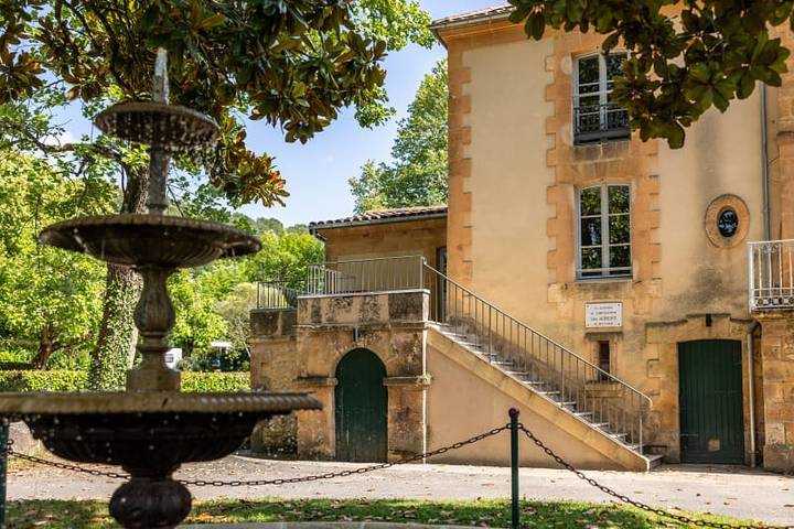 Location de vacances pour 6 personnes, avec vue sur le lac et jardin à Belvès