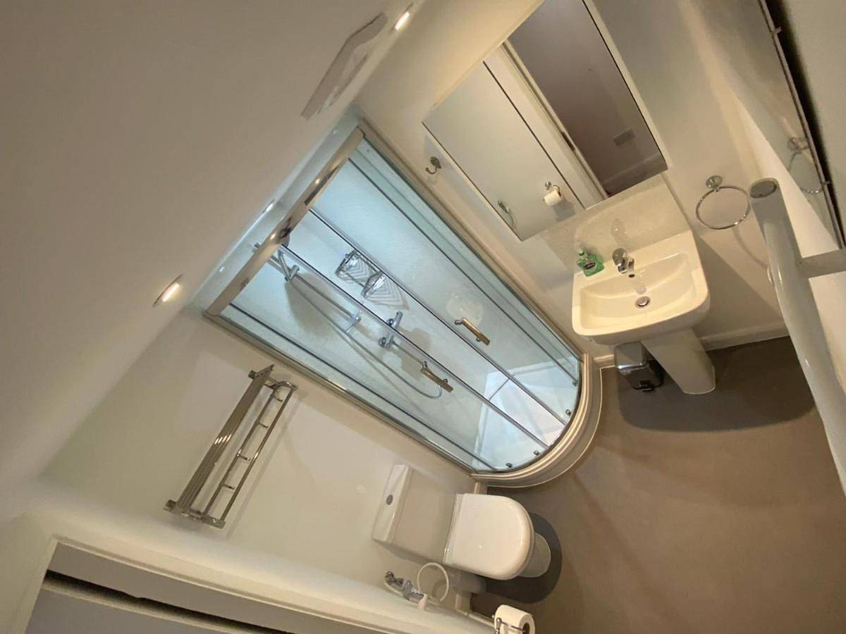 Comfortable cosy double ensuite room 'Karibu' in Cambridge, Cambridgeshire