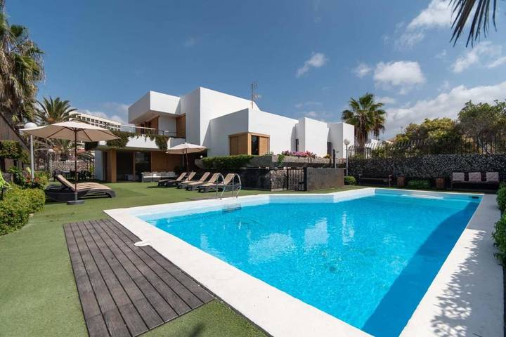 Villa pour 12 personnes, avec piscine ainsi que terrasse et jardin à Playa de las Américas