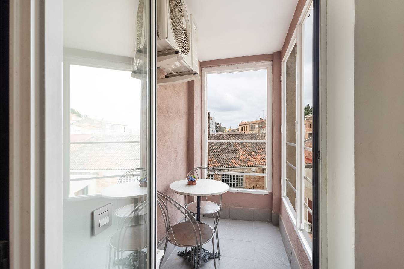 Apartamento entero, Apartamento 'Cozy Centre Manresa' con terraza privada, Wi-Fi y aire acondicionado in Manresa, Pla de Bages DO