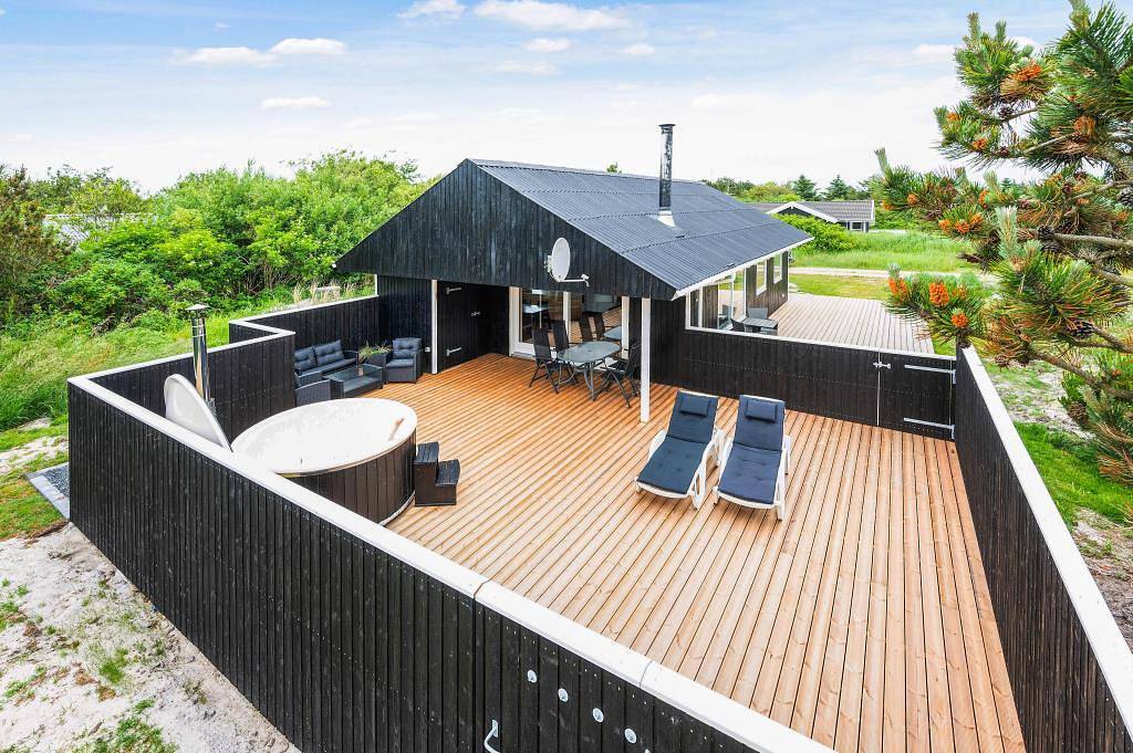 Centrally located holiday home with enclosed terrace in Bjerregård, Holmsland Klit