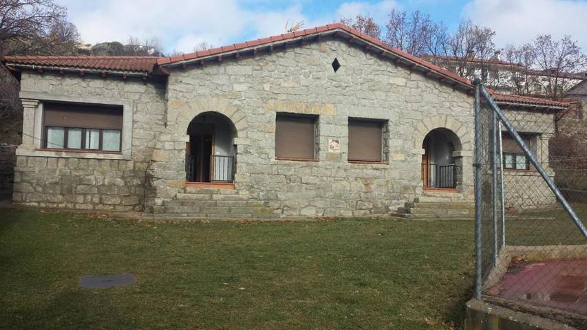Casa rural para 6 personas, con jardín y terraza en Navalosa