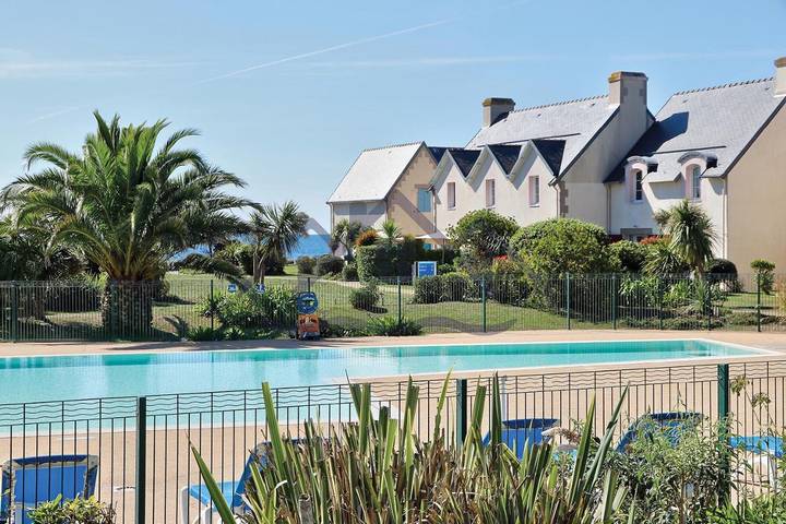 Gîte pour 4 personnes, avec vue et terrasse ainsi que piscine et jardin, animaux acceptés dans Plage de Grève Blanche (Guilvinec)