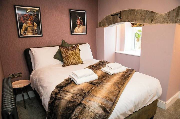 Holiday apartment for 4 people, with hot tub and garden as well as terrace, with pets in Peak District