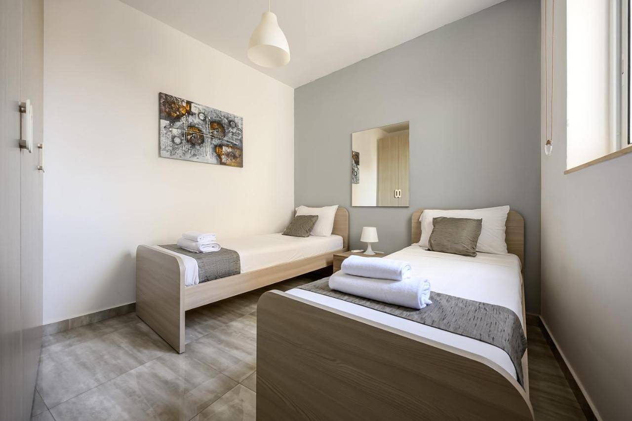 Appartement de vacances entier, F11 Room 2, Private Room two single beds shared bathroom in shared Flat in Msida, Île de Malte