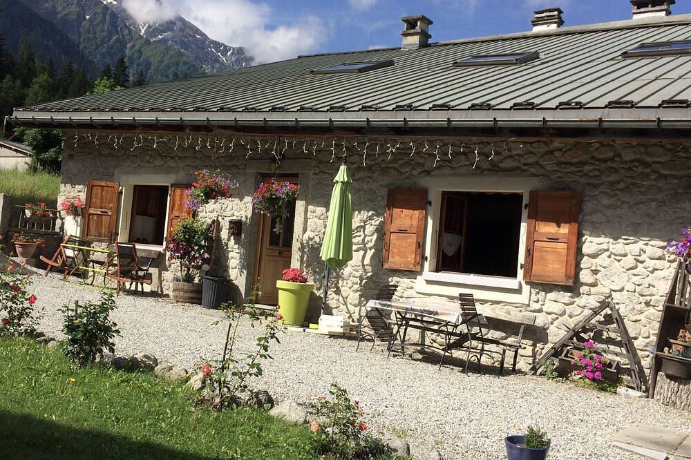 Entire apartment, Studio 23m2 Garden level 2 km from downtown in Chamonix-Mont-Blanc, Bonneville region