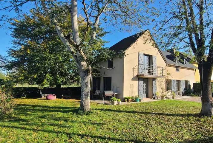 Location de vacances pour 2 personnes, avec jardin et piscine ainsi que terrasse et vue à Bernac-Debat
